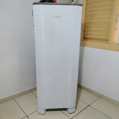 Vendo Geladeira Esmaltec 245 L Cycle Defrost