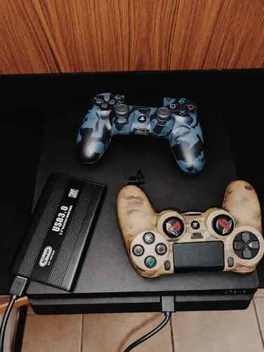 PS4 1TB + HD Externo 1TB + 2 Controles ? R$ 1.800