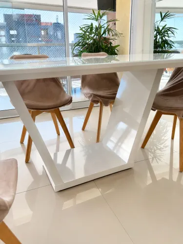 Mesa de jantar branca com 6 cadeiras