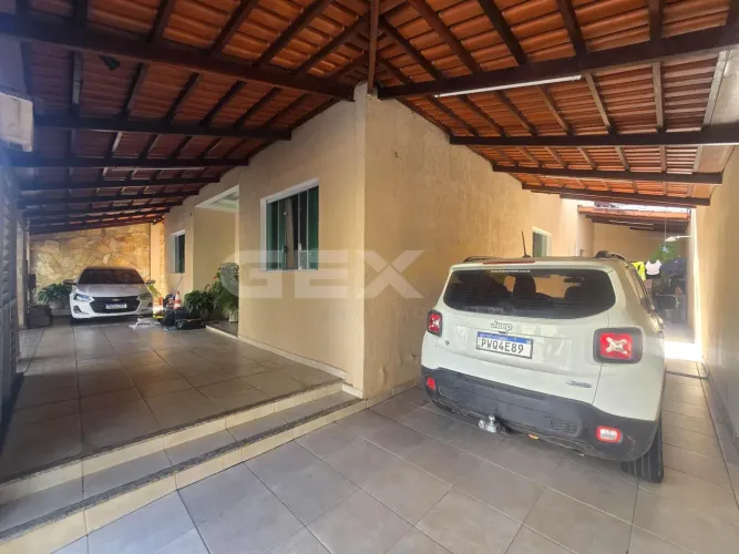 Casa à Venda com 05 Quartos no Bairro Bom Pastor em Divinópolis MG.