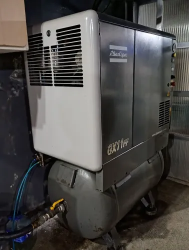 Compressor de ar de parafuso, Atlas Copco. GX 11 FF com secador de ar. 15 HP. 27.800 horas