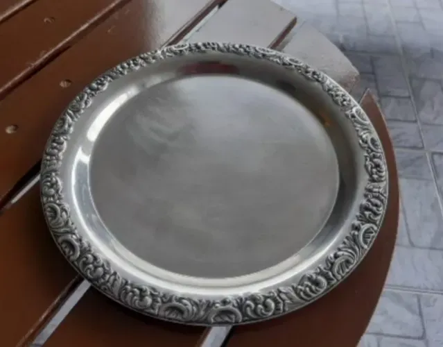 Bandeja antiga em metal Meridional 13cm diâmetro