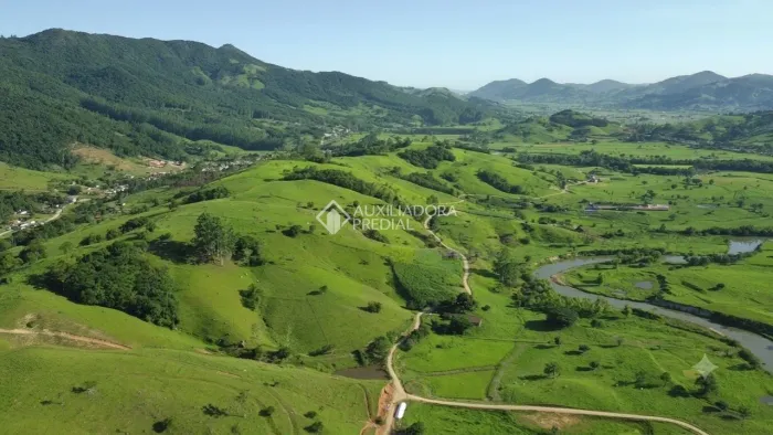 SÍTIO COM 10 HECTARES, LAGO E ACESSO AO RIO EM VILLA SÃO BERNARDO, ARMAZÉM - SC