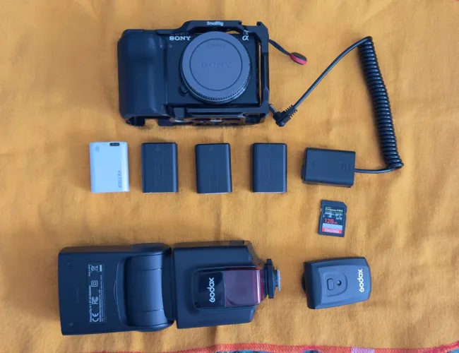 Vendo Câmera Sony ZVE-10 em estado de nova pouquíssimo usados.