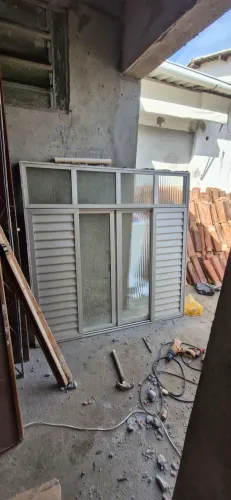 Vendo janelas de amulinio e  de madeira maciça  diversos tamanhos 