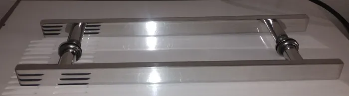 VENDO UM PUCHADOR DE PORTA NOVO EM AÇO INOX