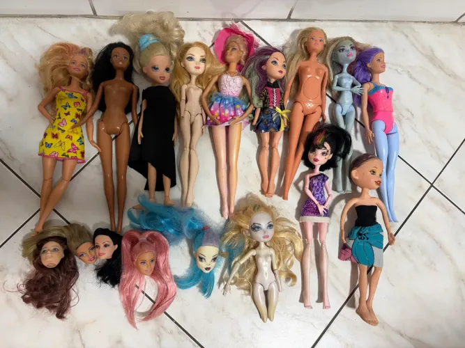 Sucatas Barbie e monster high e outras bonecas