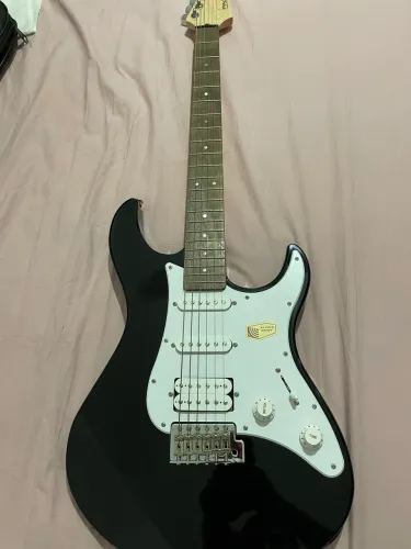 Guitarra Yamaha Pacífica 112J