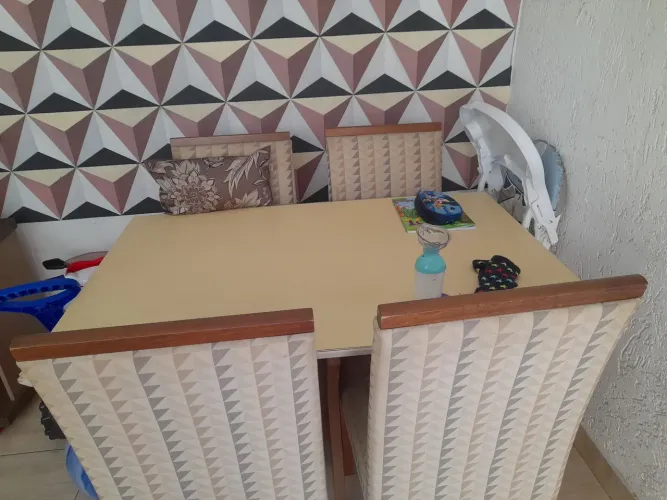Mesa de jantar com 4 cadeiras estofados