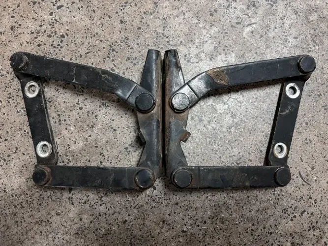 Par de braços/dobradiças originais do capô do Volkswagen Santana 1991 a 1998