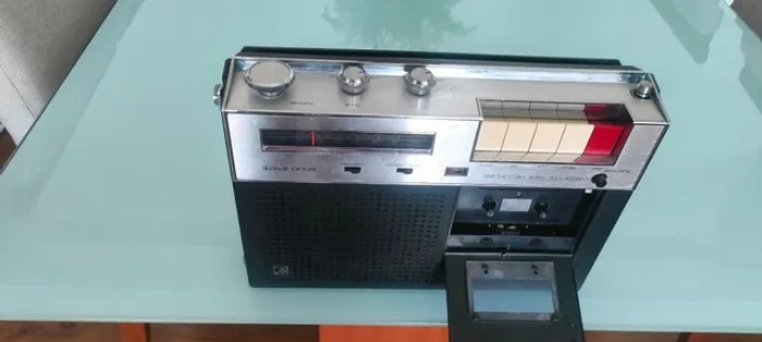 Rádio e gravador de mesa Sharp solid state raríssimo