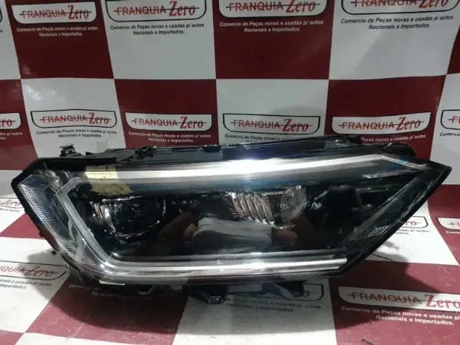 Farol lado direito Jetta 2020