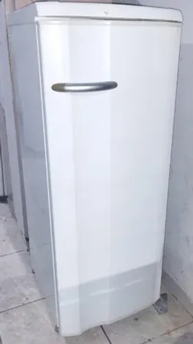 geladeira pequena electrolux  gelando bem e bem conservada, entrego pra vc 