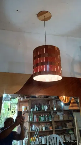 Luminária de teto rústica em madeira
