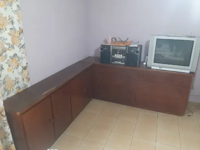 Cômoda no formato em L, sendo duas peças separadas