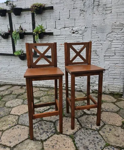 Banquetas com encosto em X 