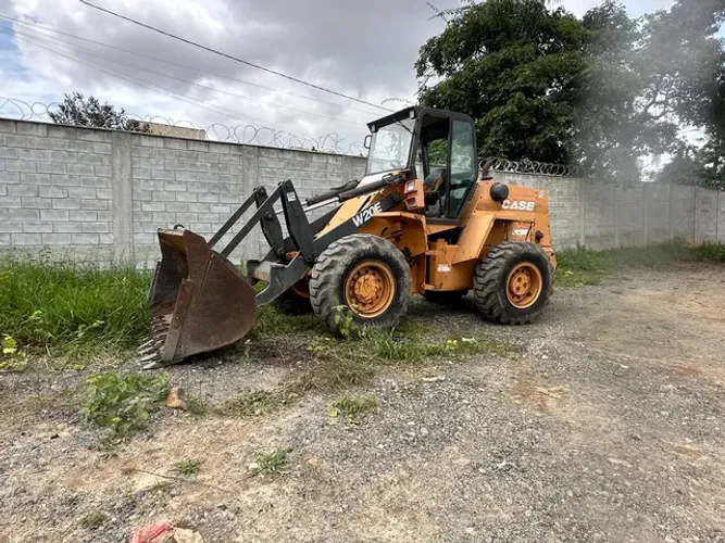 Pá carregadeira Case W20E 2011 Impecável 