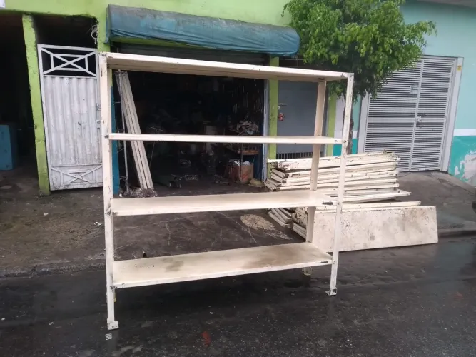 Prateleira com 4 bandejas, que suporta até 2 toneladas