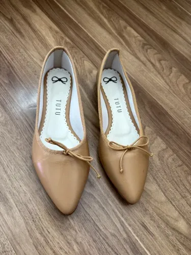 Sapatilha de Bico Fino Bailarina Flat em Couro Bege - Tutu Ateliê de Sapatilhas