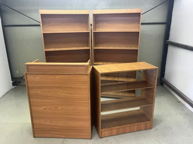 BALCÃO CAIXA + BALCÃO VITRINE E PRATELEIRAS MDF AMADEIRADO