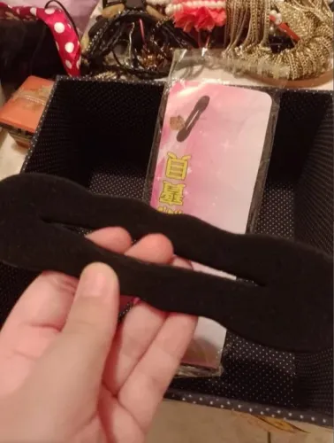 Acessório preto para enrolar formar coques e outros penteados