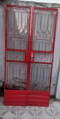 Porta de ferro maciço para frente, completa, com 2,10 m de altura por 1 m de largura.