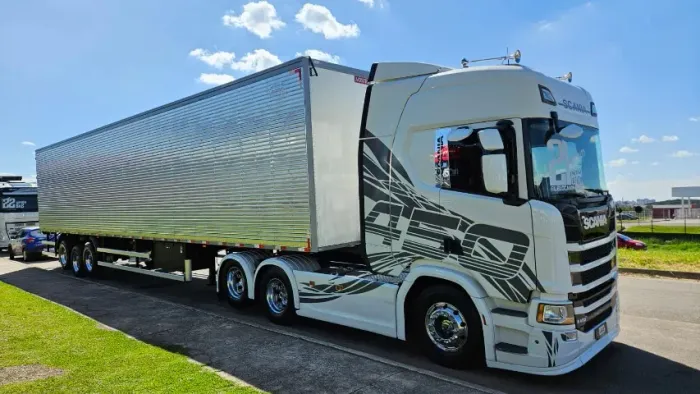 Scania R450 6x2 Highline Ano 21 Euro 5 Automático + Baú Nostra 30 plt pneu + roda alumínio