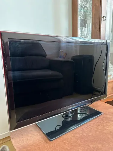 TV Smart Samsung 32? (sem a base). Suporte de parede incluso