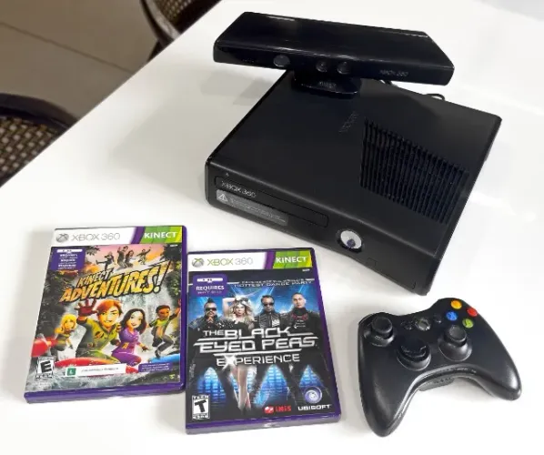 Xbox 360 Slim Black - Model 1439 - 4GB + 1 Joystick + Kinect + 2 Jogos