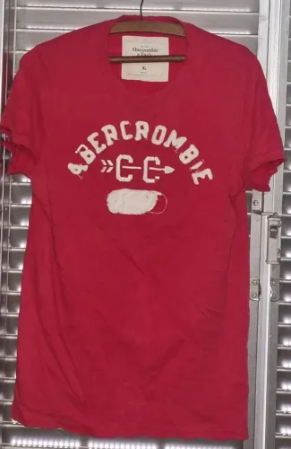 camiseta estampada vermelha original abercrombie & fitch