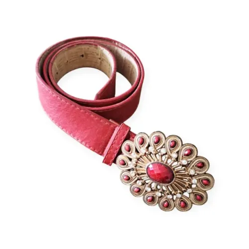 Cinto Feminino Vermelho com Fivela Grande Dourada e Ornamento de Pedra Vermelha