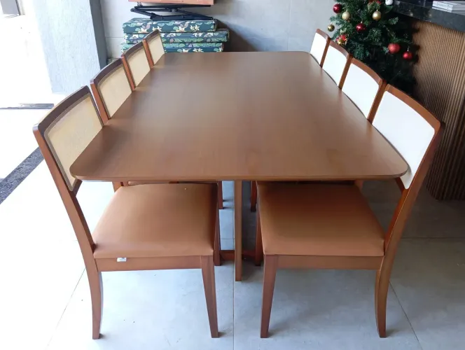 Mesa nova com cadeiras de madeira maciça 