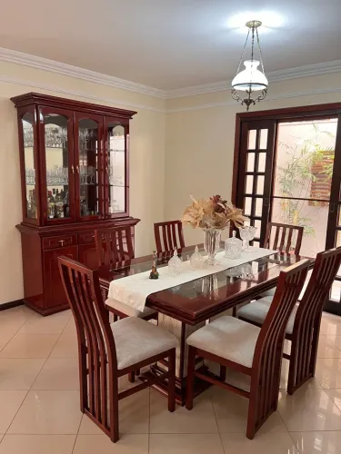 Mesa e cristaleira madeira maciça