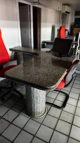 Lindo birô em granito 