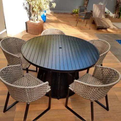 CONJUNTO MESA PARA ÁREA EXTERNA COM ESPAÇO PARA OMBRELONE