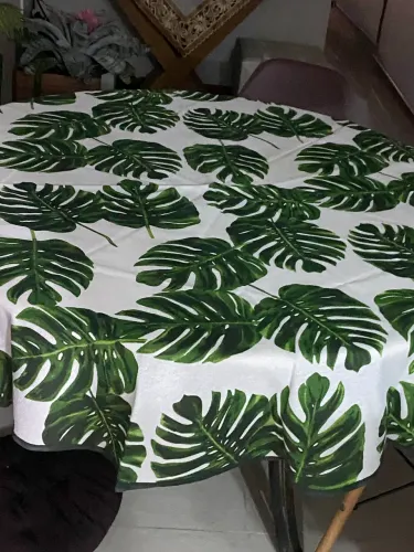 Toalha de mesa redonda e um caminho de mesa