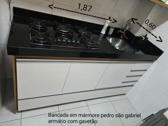 2 Bancadas de mármore com armários.