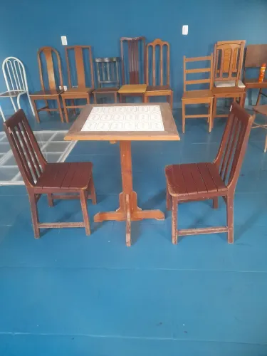 Mesa com duas cadeiras em madeira