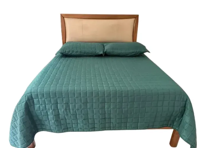 Cama de casal em madeira com colchão 