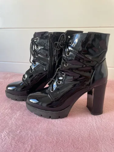 Bota Cano Curto de Verniz - maravilhosa 