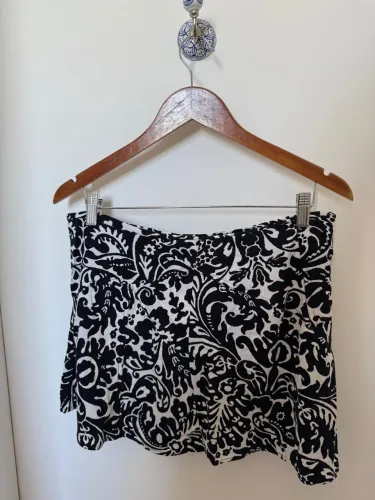 Saia estampada em preto e branco