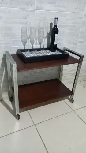 Mesa barzinho com rodízios de metal vintage