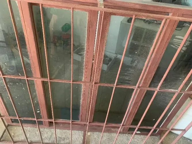 Vendo janela de ferro com grade fixa medindo 1,00 altura x1,20 comprimento