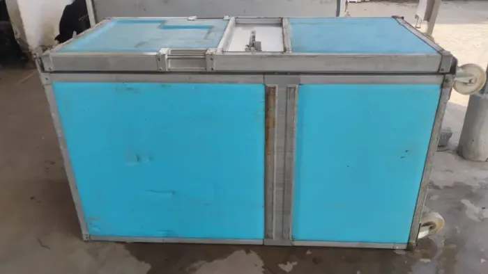 Baú térmico com porta. Fabricado com aço galvanizado e material de câmara fria. 