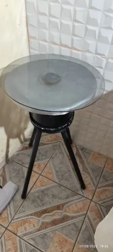 Mesa redonda com tampo de vidro e pés tripé