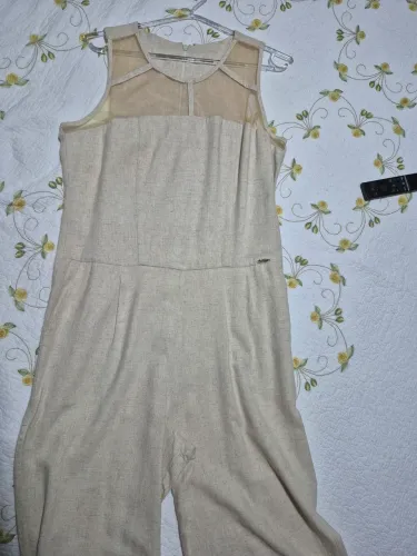 Macacão Feminino Bege com Detalhe em Tela