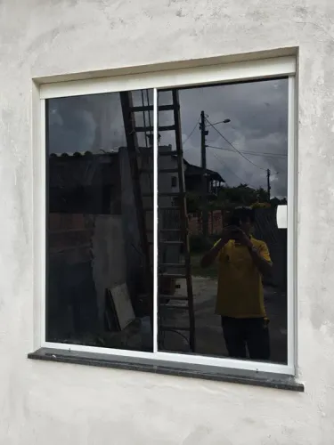 Janela 100x100 com insulfilme FUMÊ