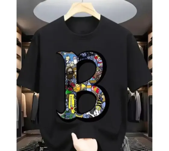 Camiseta preta com estampa B estilizada