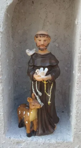 Gruta Escultura de São Francisco com animais