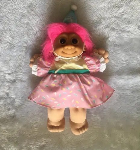 Boneca Troll Russ com chapéu de aniversário 